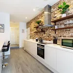 Sleek One Bedroom Flat In East Putney